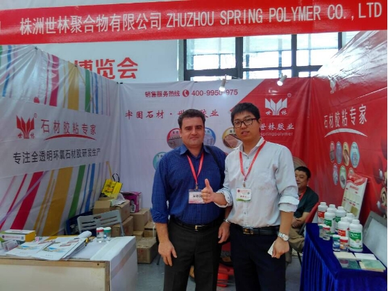 世林参加水头石材展会期间与伊朗客户商谈